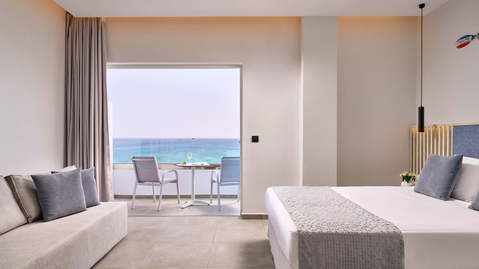 rooms-family-room-sea-view