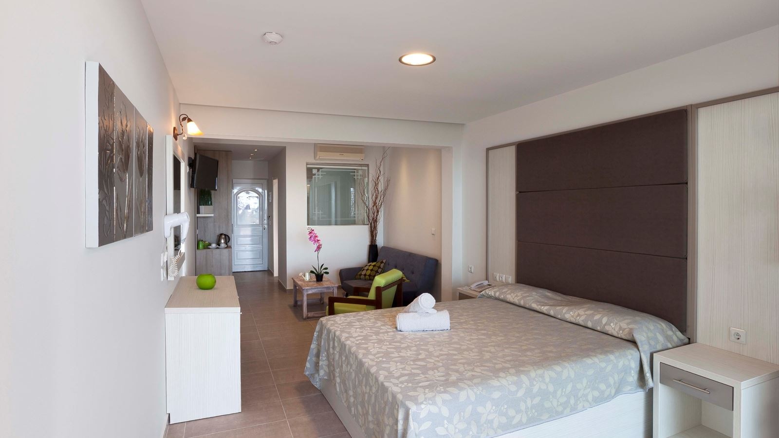 rooms-deluxe-room-with-outdoor-jacuzzi