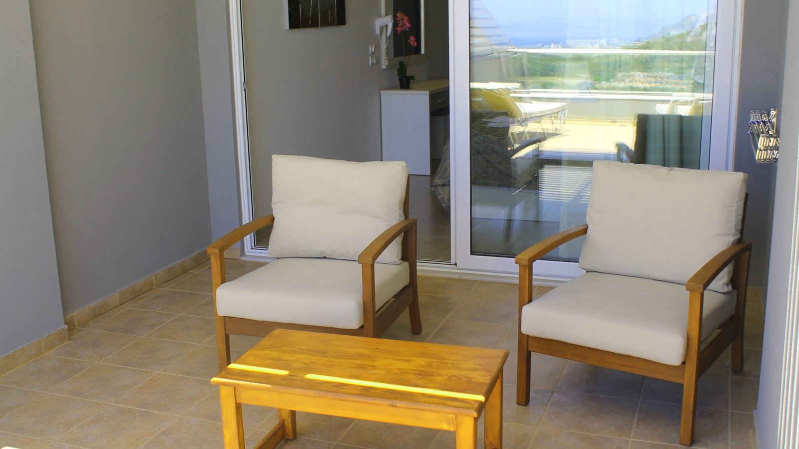 rooms-deluxe-room-with-outdoor-jacuzzi