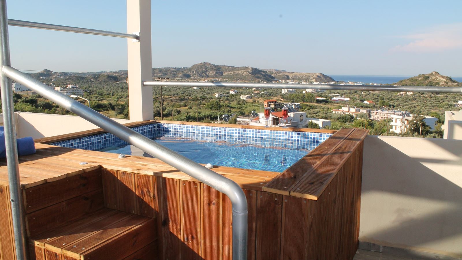 rooms-deluxe-room-with-outdoor-jacuzzi