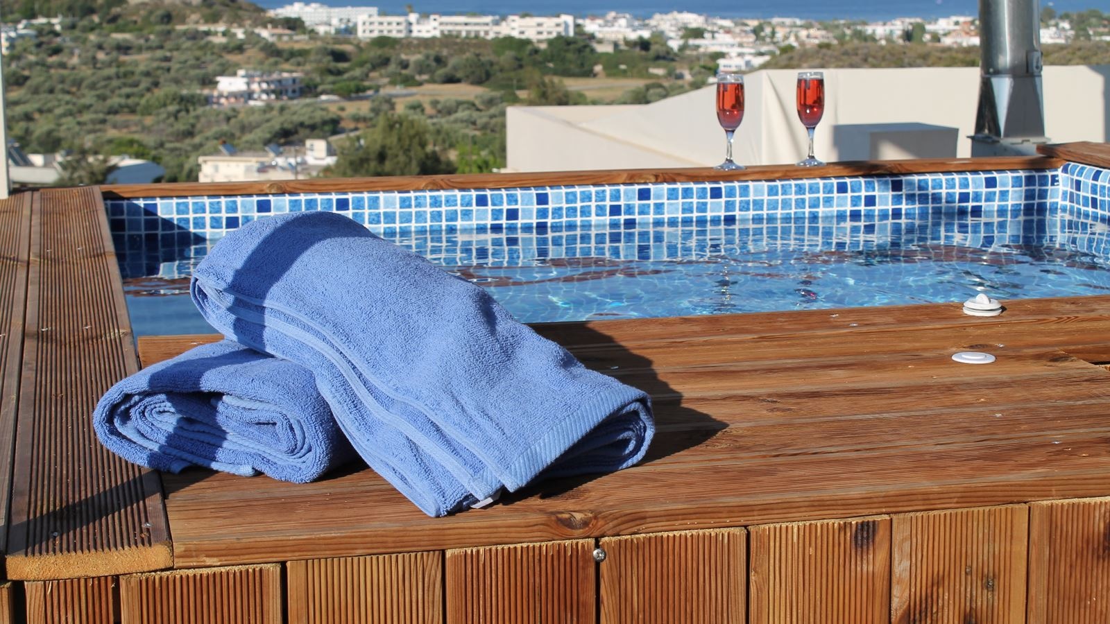 rooms-deluxe-room-with-outdoor-jacuzzi