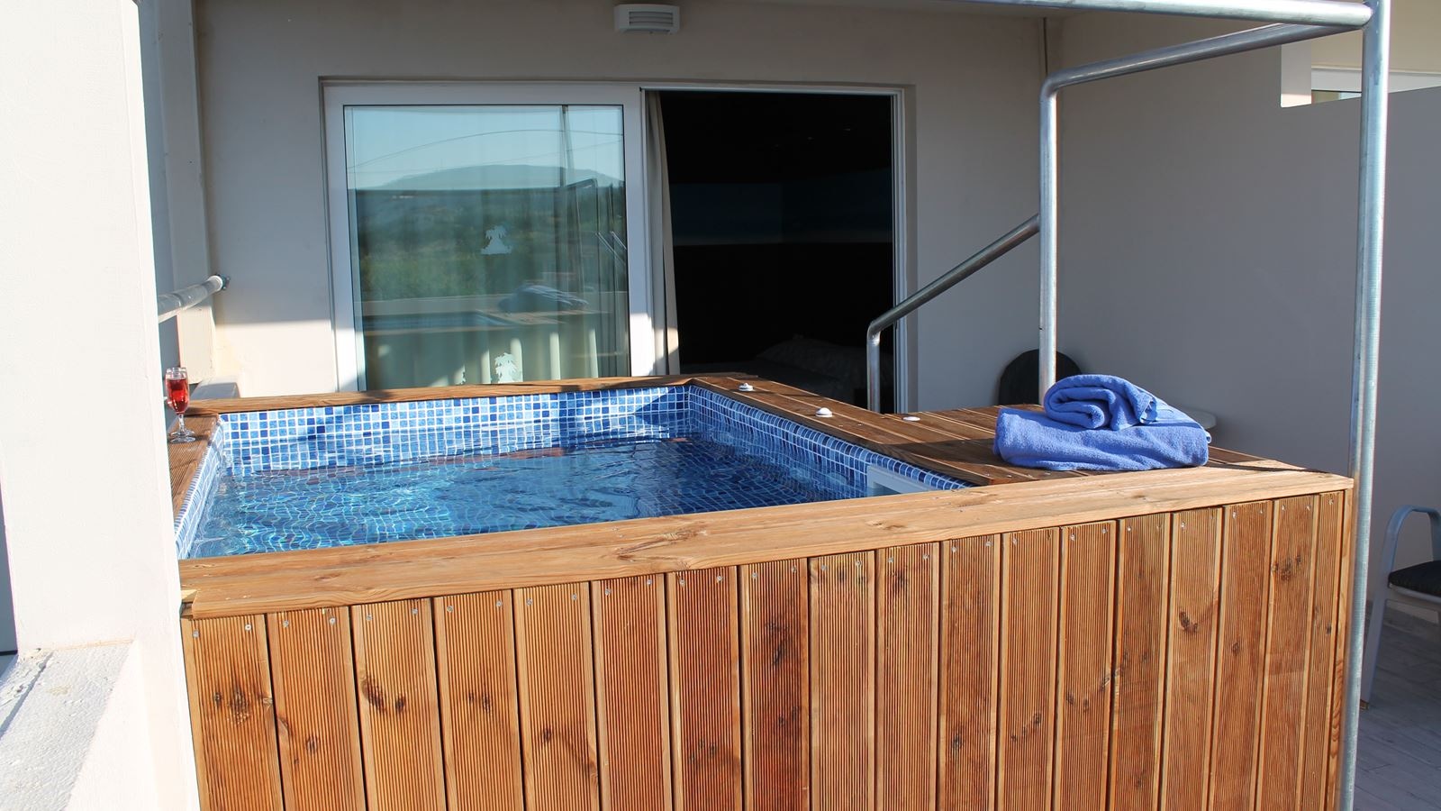 rooms-deluxe-room-with-outdoor-jacuzzi