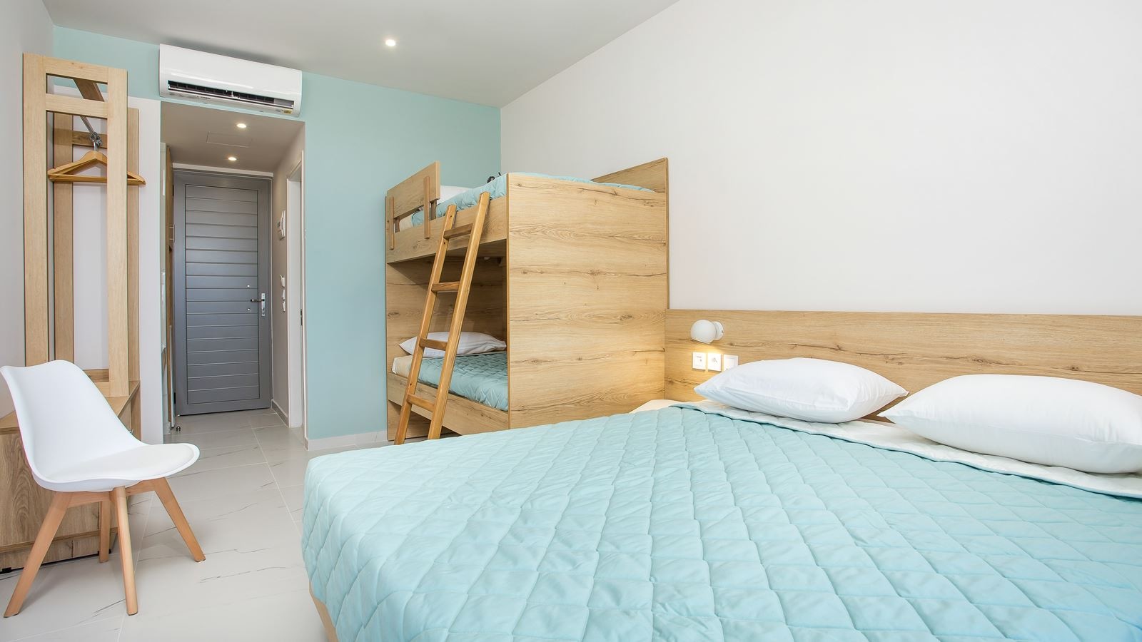 rooms-family-room-with-bunk-beds