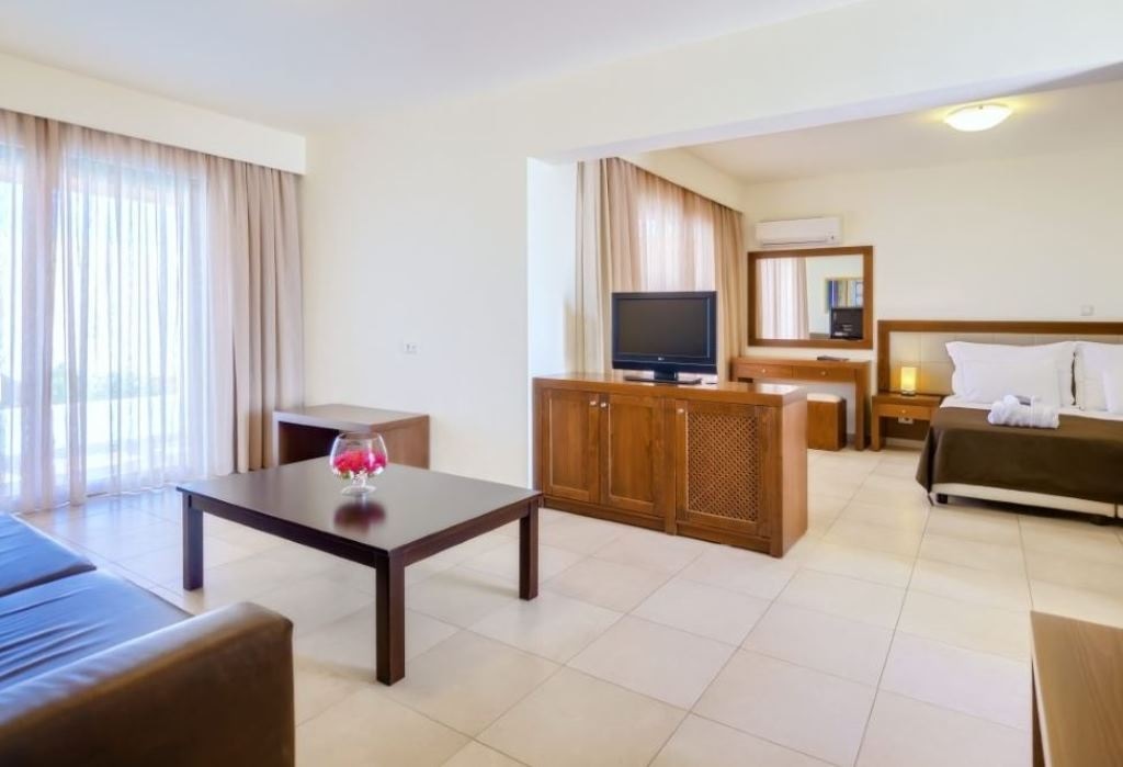 rooms-suite-1-bedroom-side-sea-view-pool