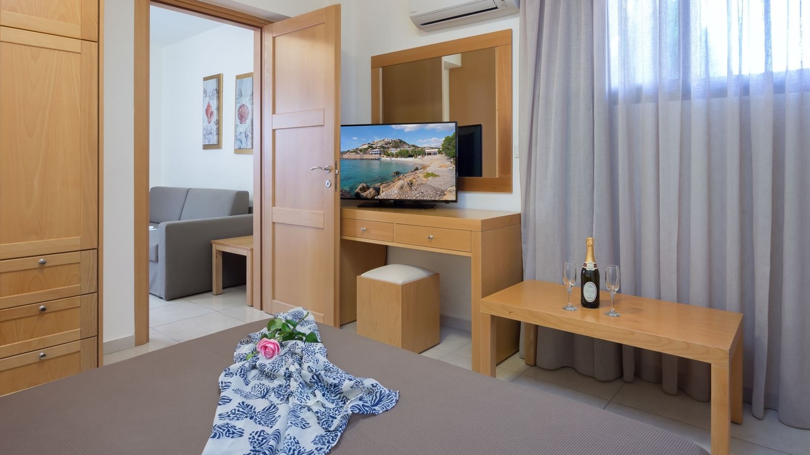 rooms-suite-2-bedrooms-sideseaview-privatepool