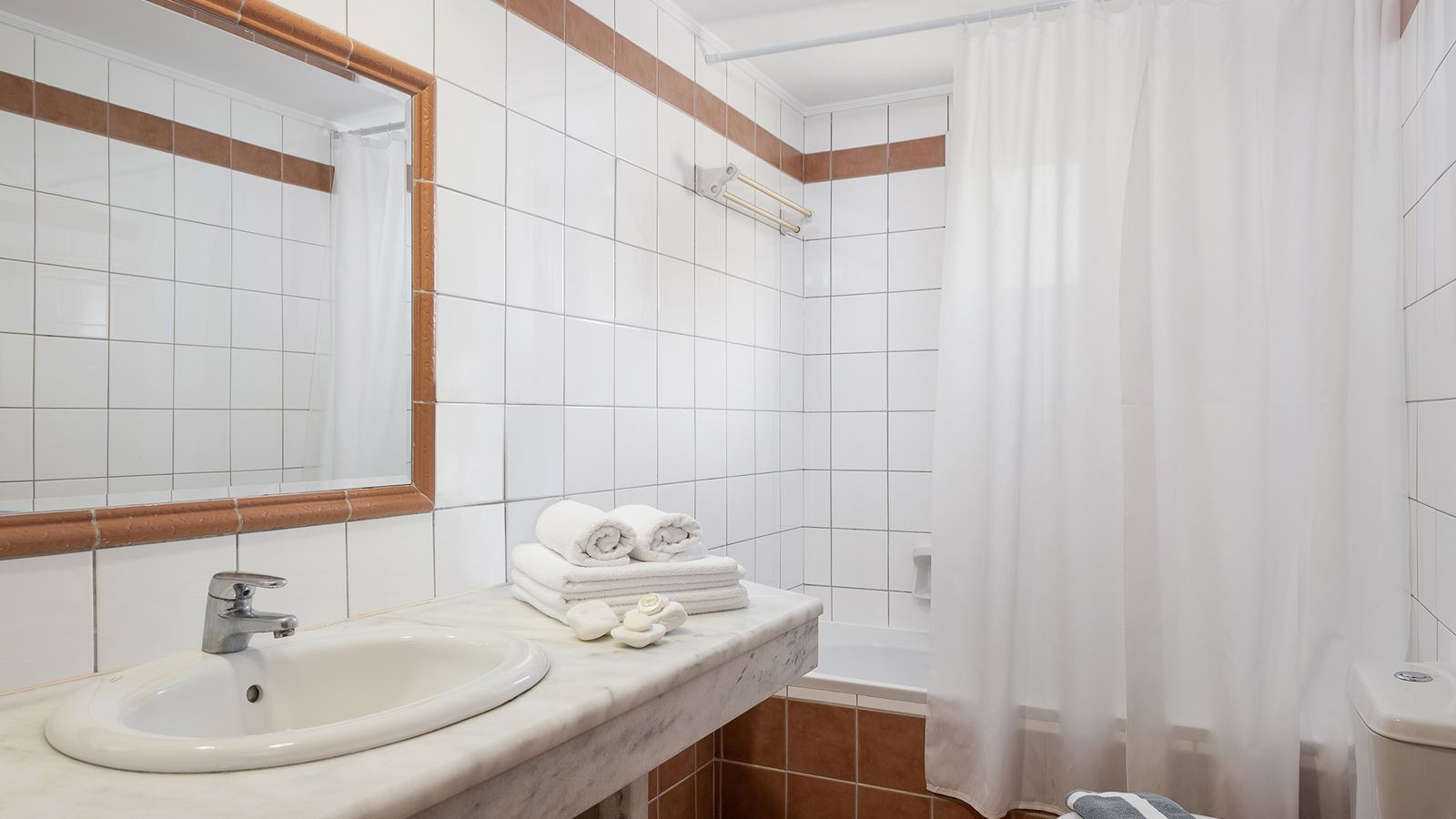 rooms-family-room-separate-bedrooms