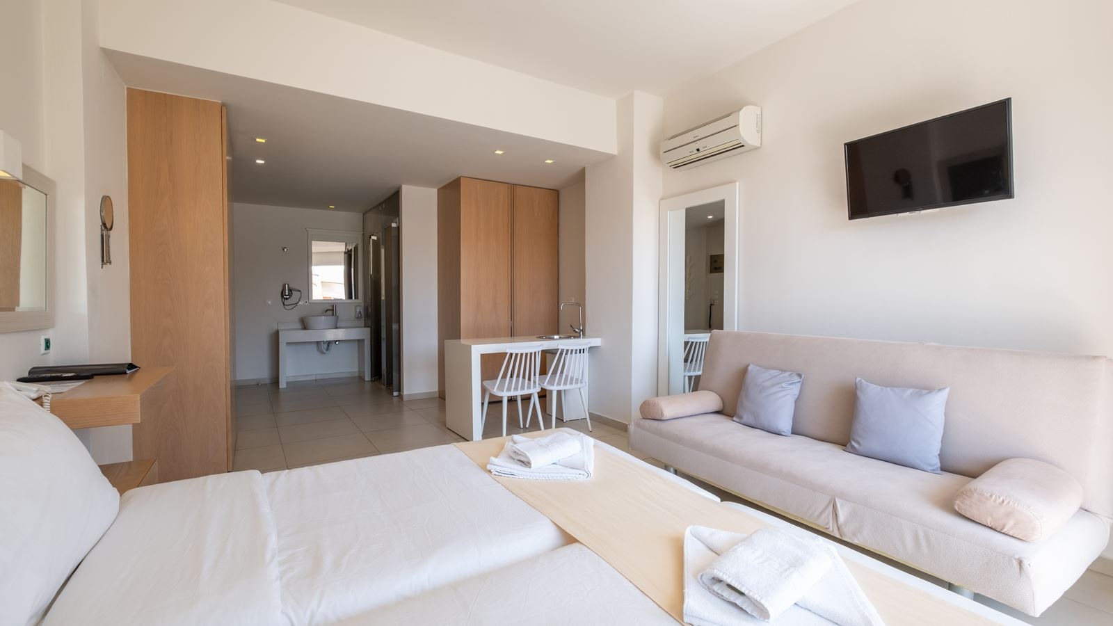 rooms-junior-suite-land-view