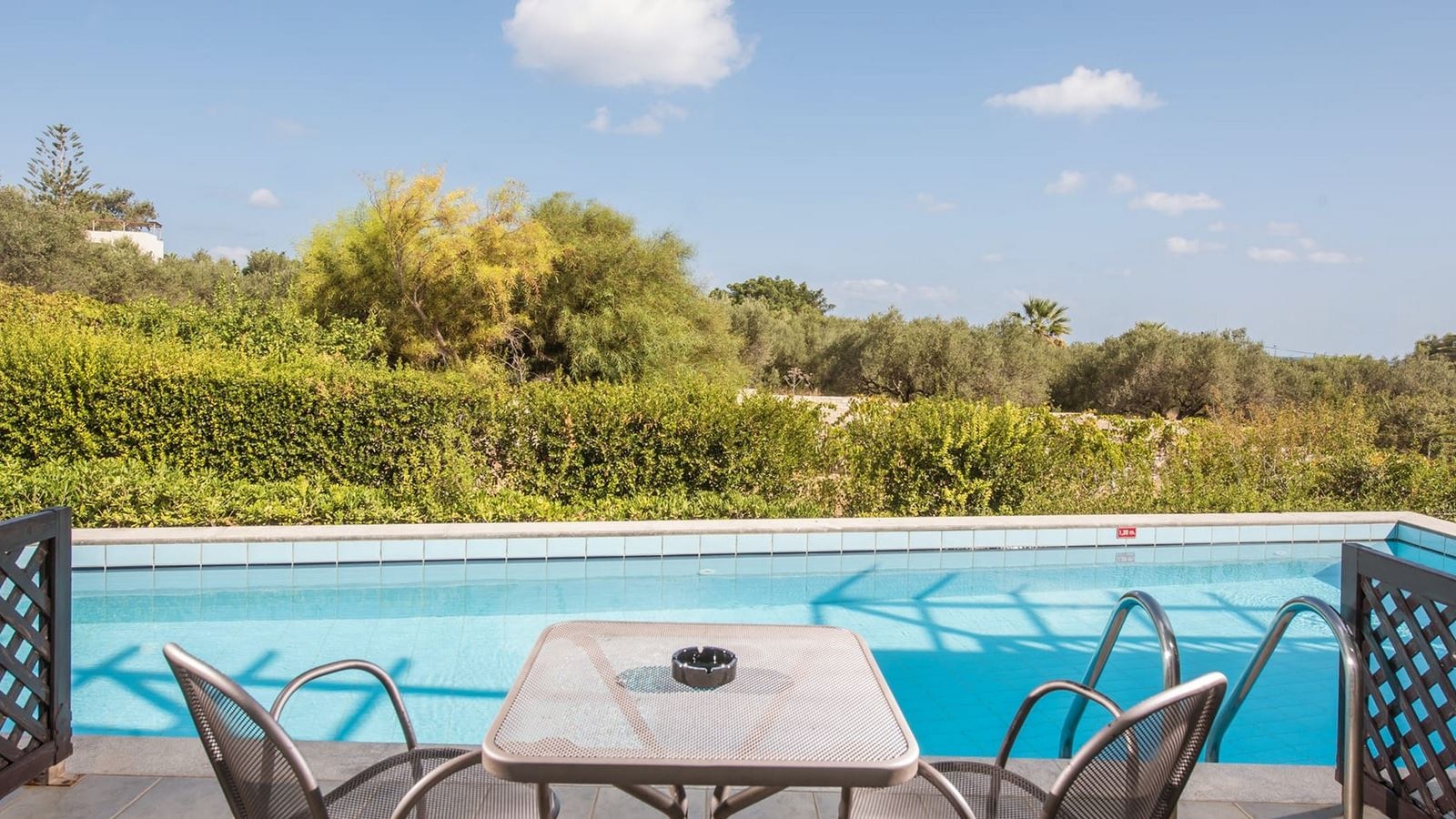 rooms-superior-double-sharedpool--from-18-yrs-on