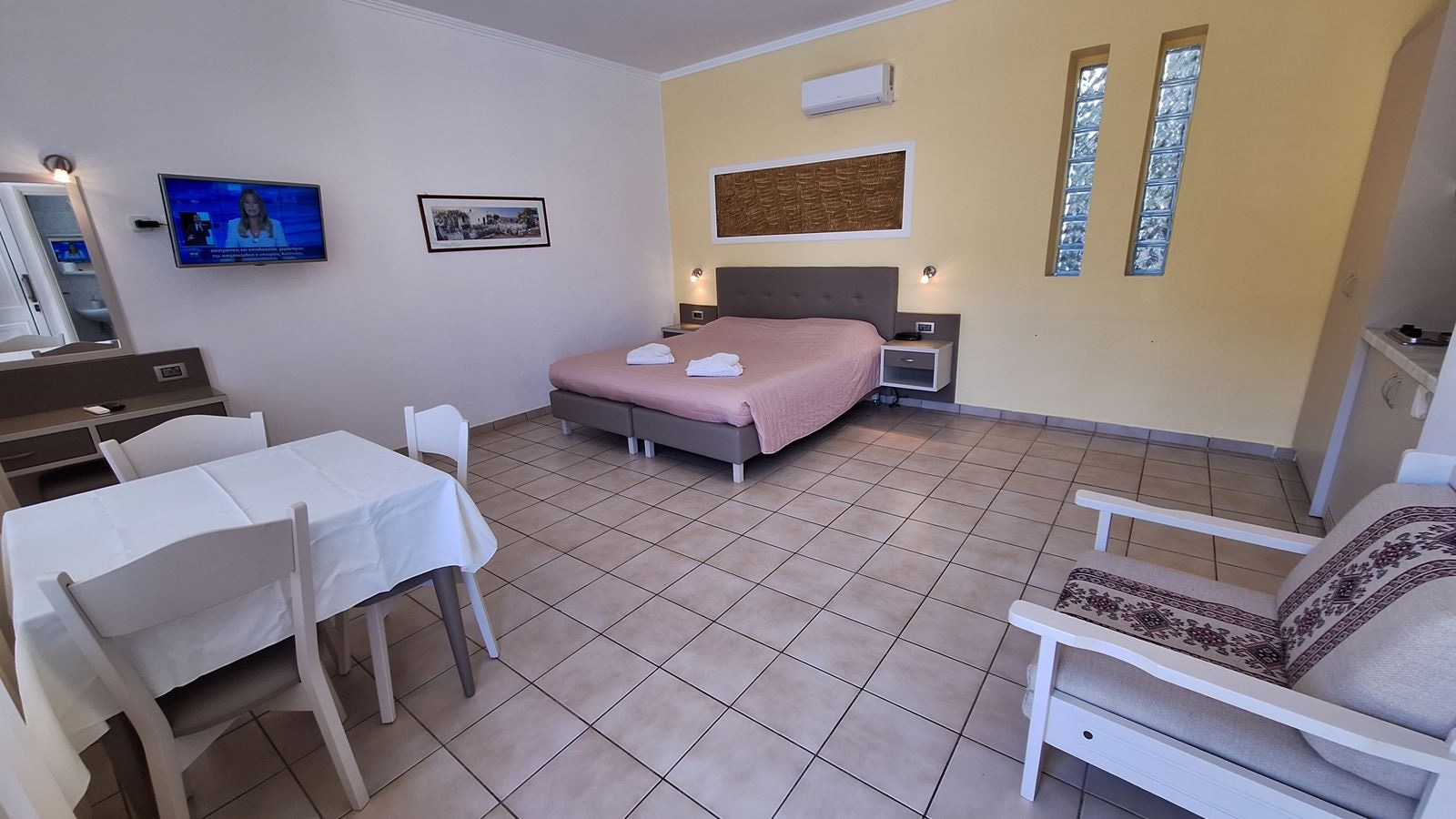 rooms-studio-with-pool-view