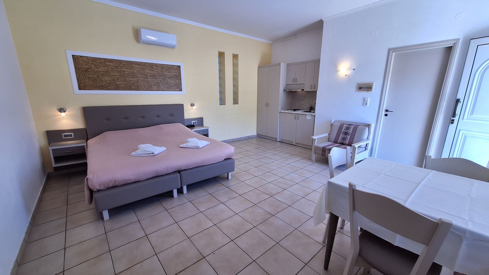 rooms-studio-with-pool-view