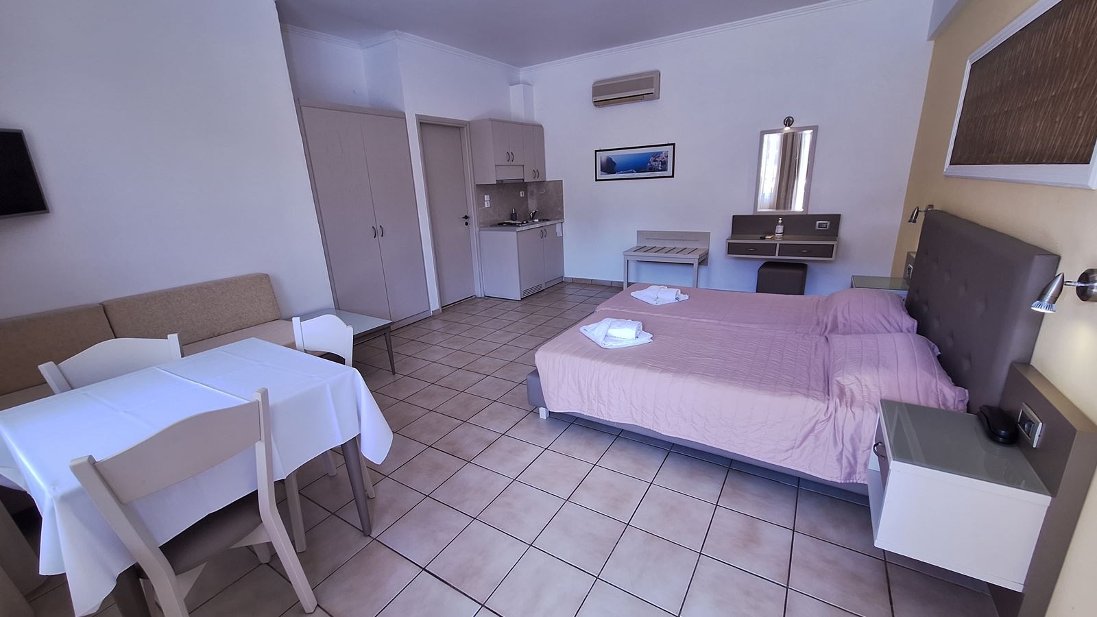 rooms-studio-with-pool-view