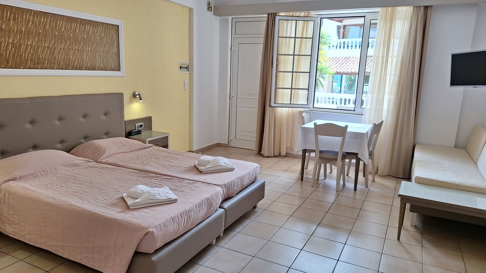 rooms-studio-with-pool-view