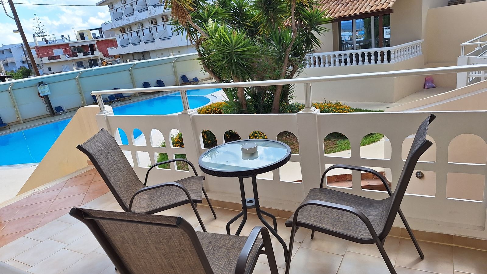 rooms-studio-with-pool-view