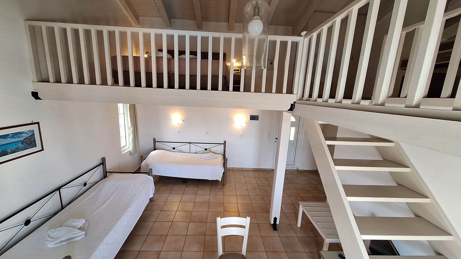 rooms-apartment-split-level-with-pool-view