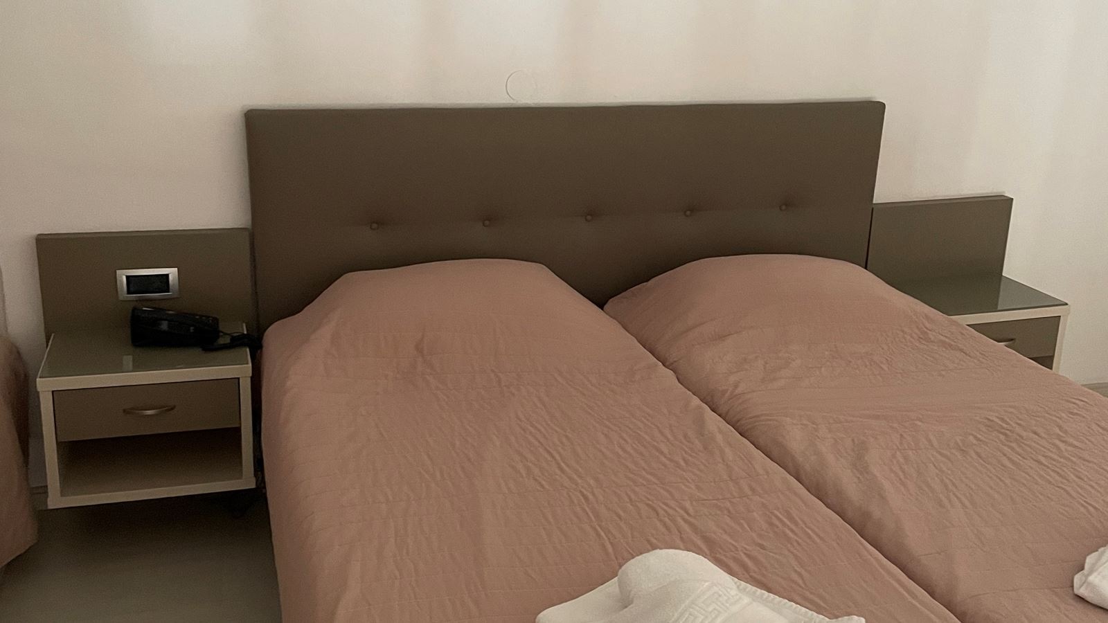 rooms-apartment-split-level-with-pool-view