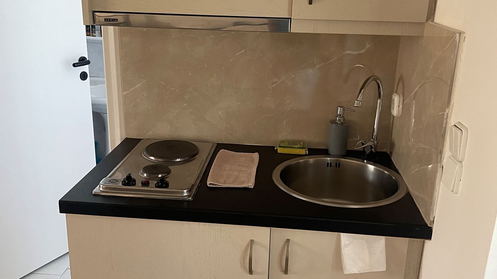 rooms-apartment-split-level-with-pool-view