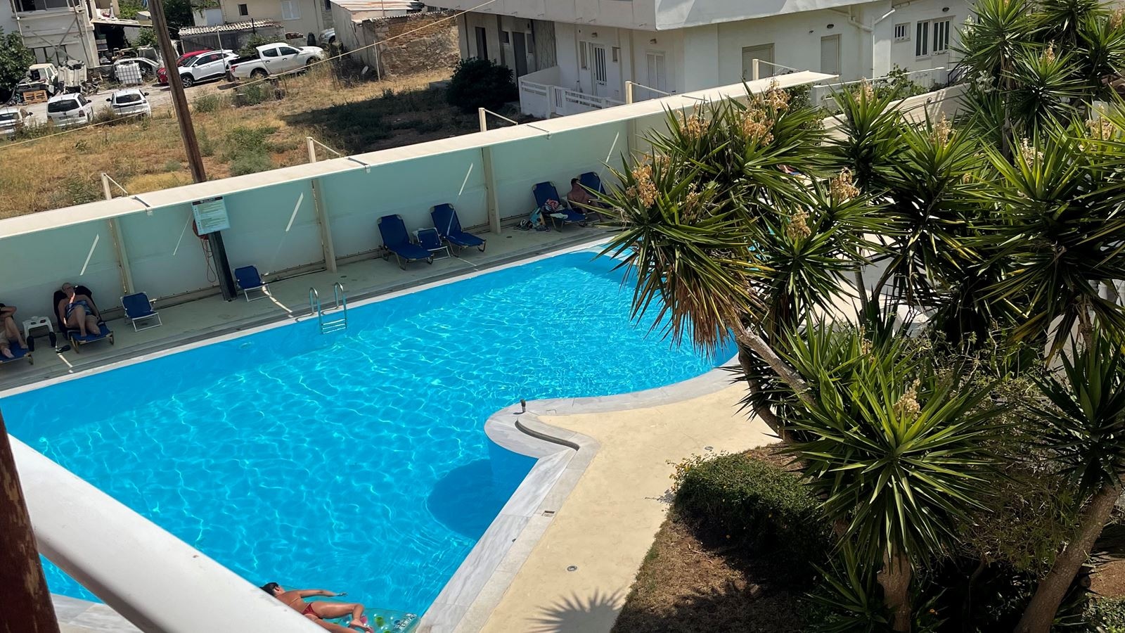 rooms-apartment-split-level-with-pool-view