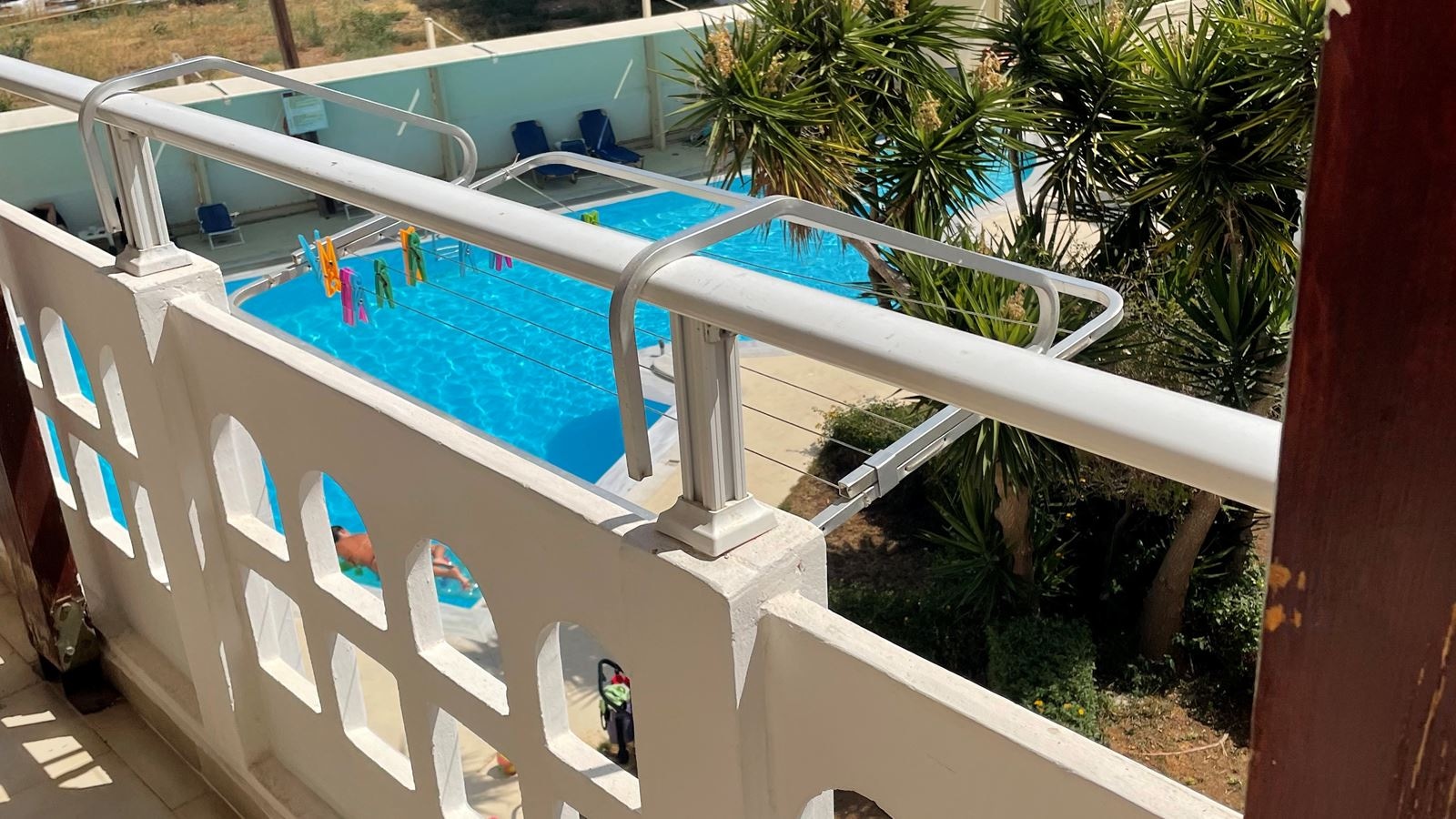 rooms-apartment-split-level-with-pool-view