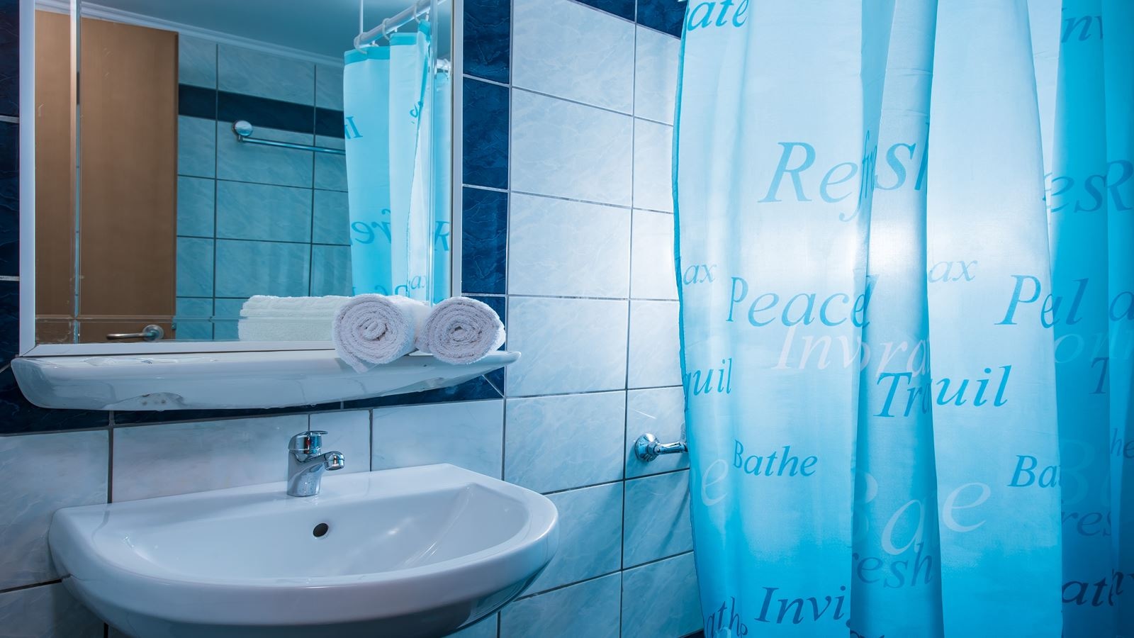 rooms-single-room-pool-view