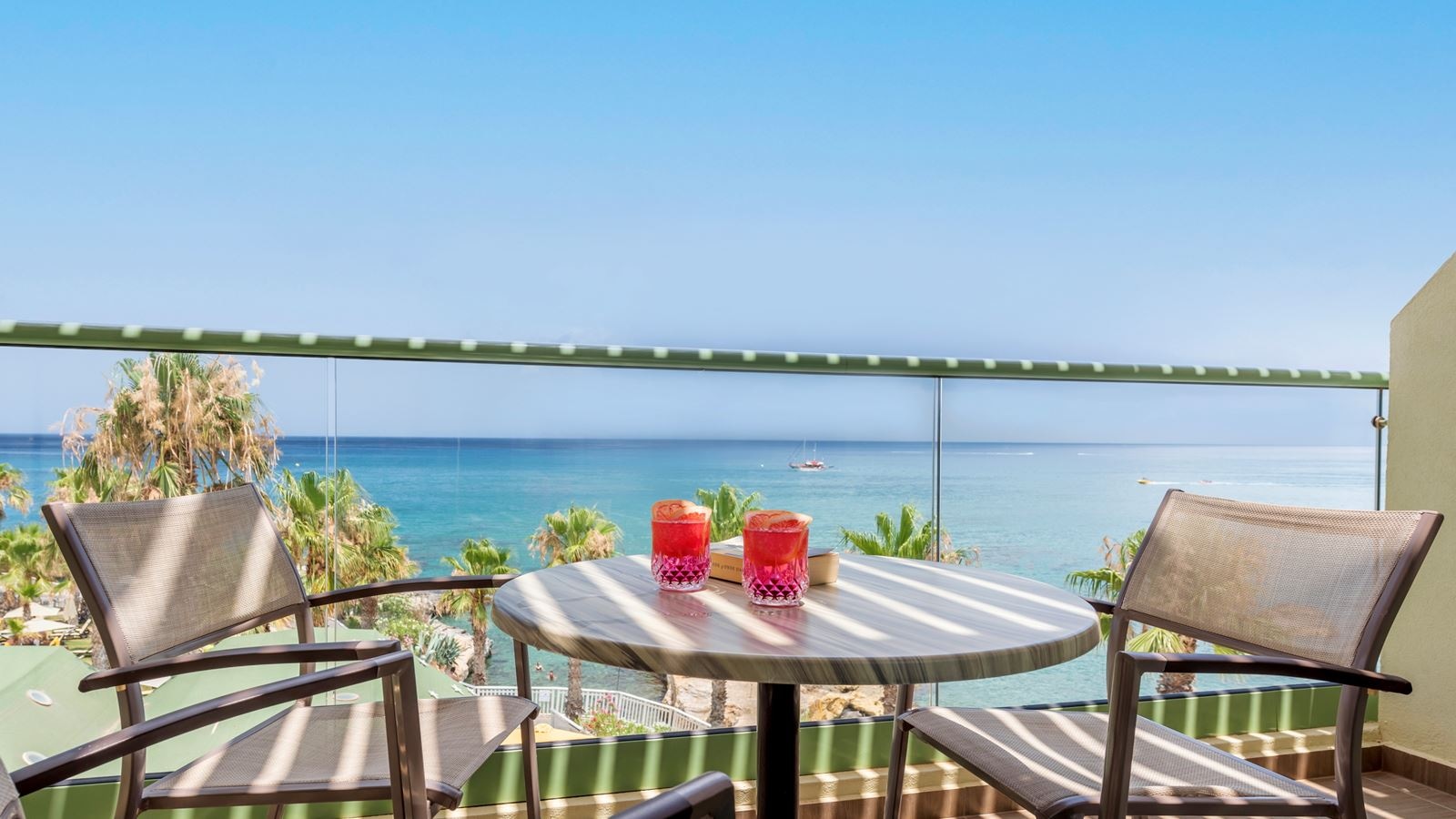 rooms-suite-open-plan-sea-view-balcony-or-terrace