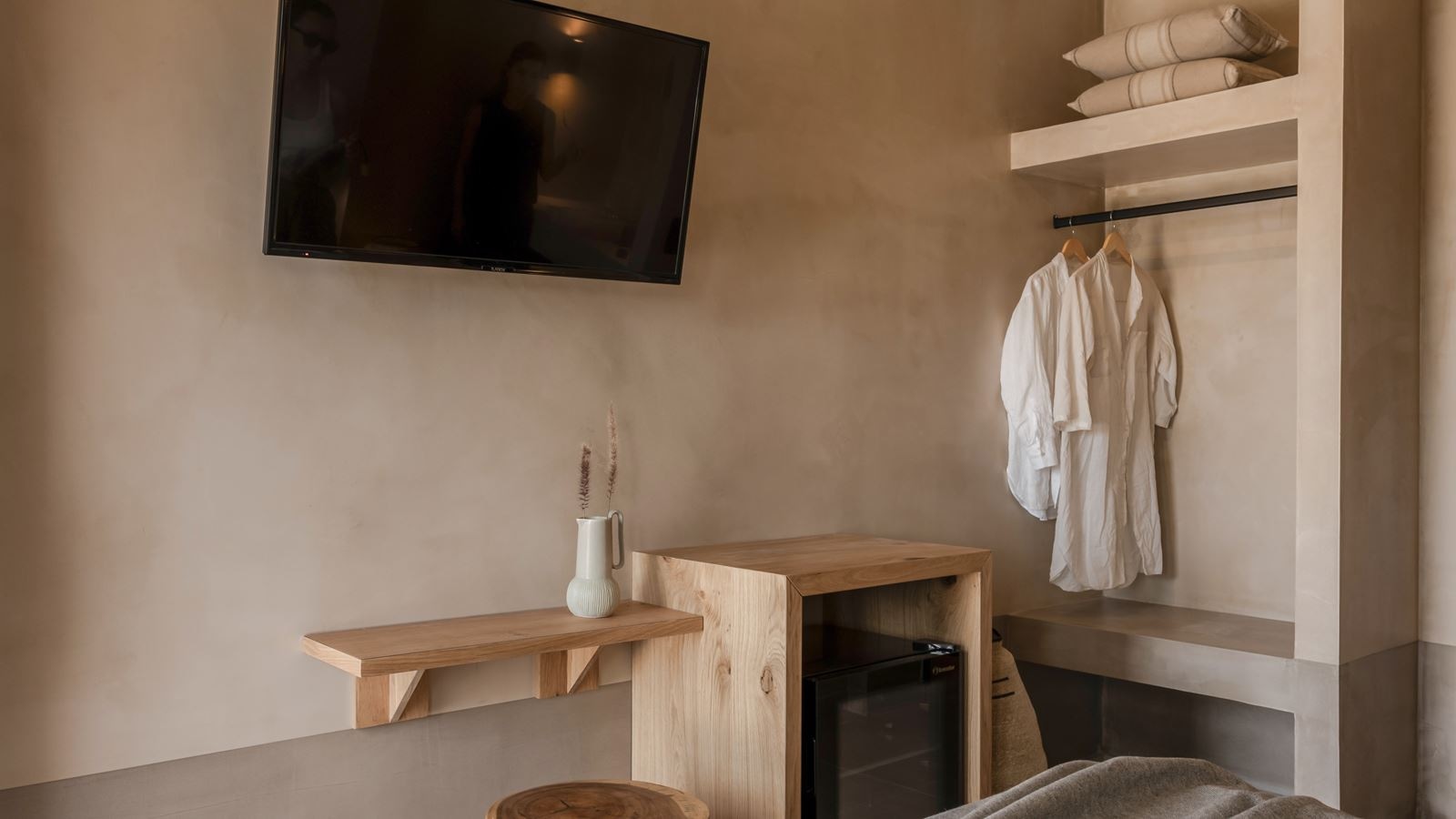 rooms-kamares-single-use-timeless-classic-land-view-balcony-or-terrace