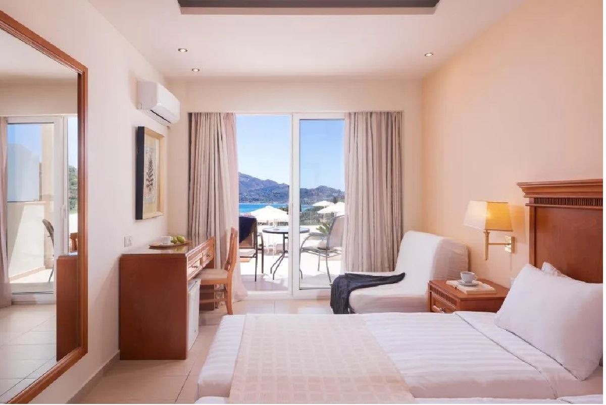 rooms-poolfront-double-or-twin-room-sea-view