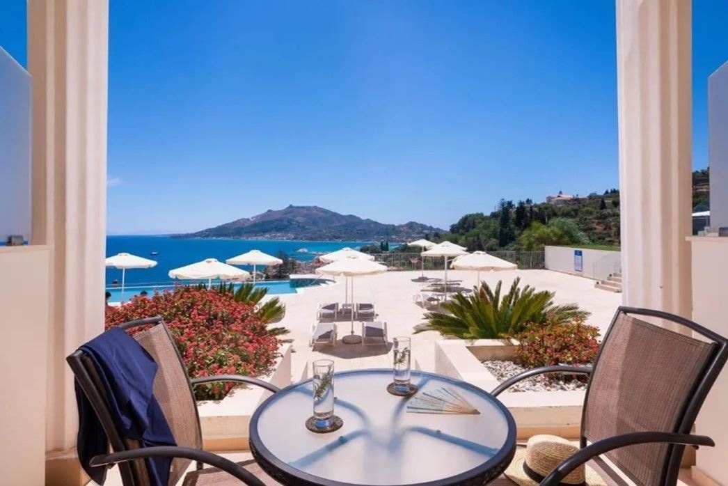 rooms-poolfront-double-or-twin-room-sea-view