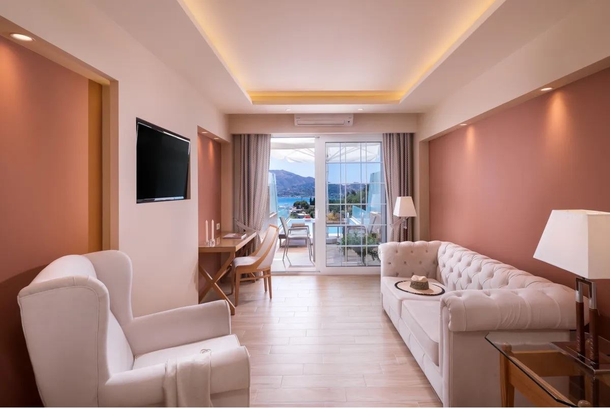 rooms-suite-with-panoramic-sea-view--private-pool