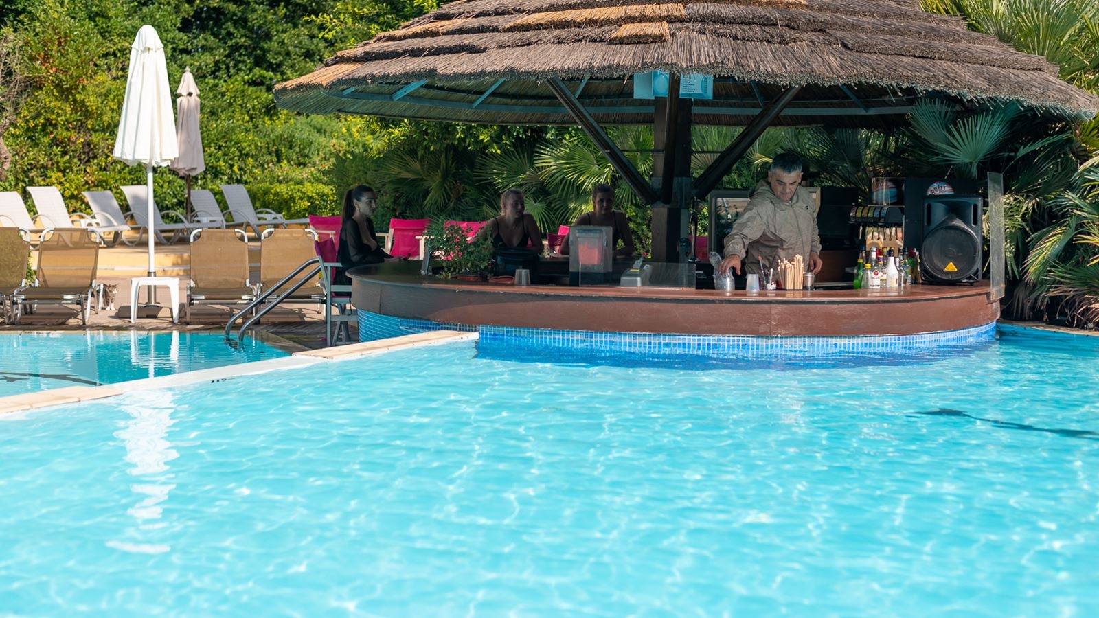 bars-aquarius-swimup-pool-bar