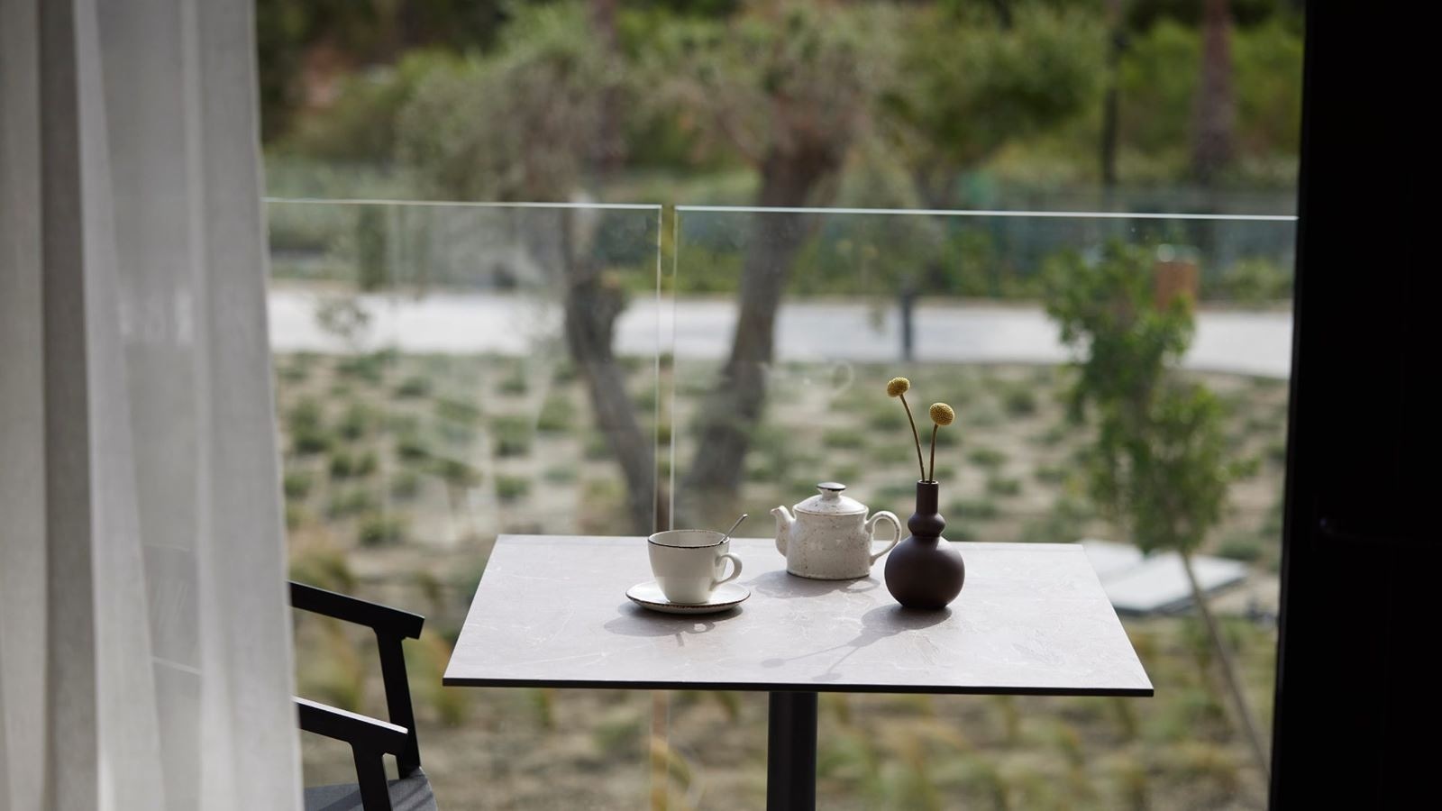 rooms-deluxe-room-land-view