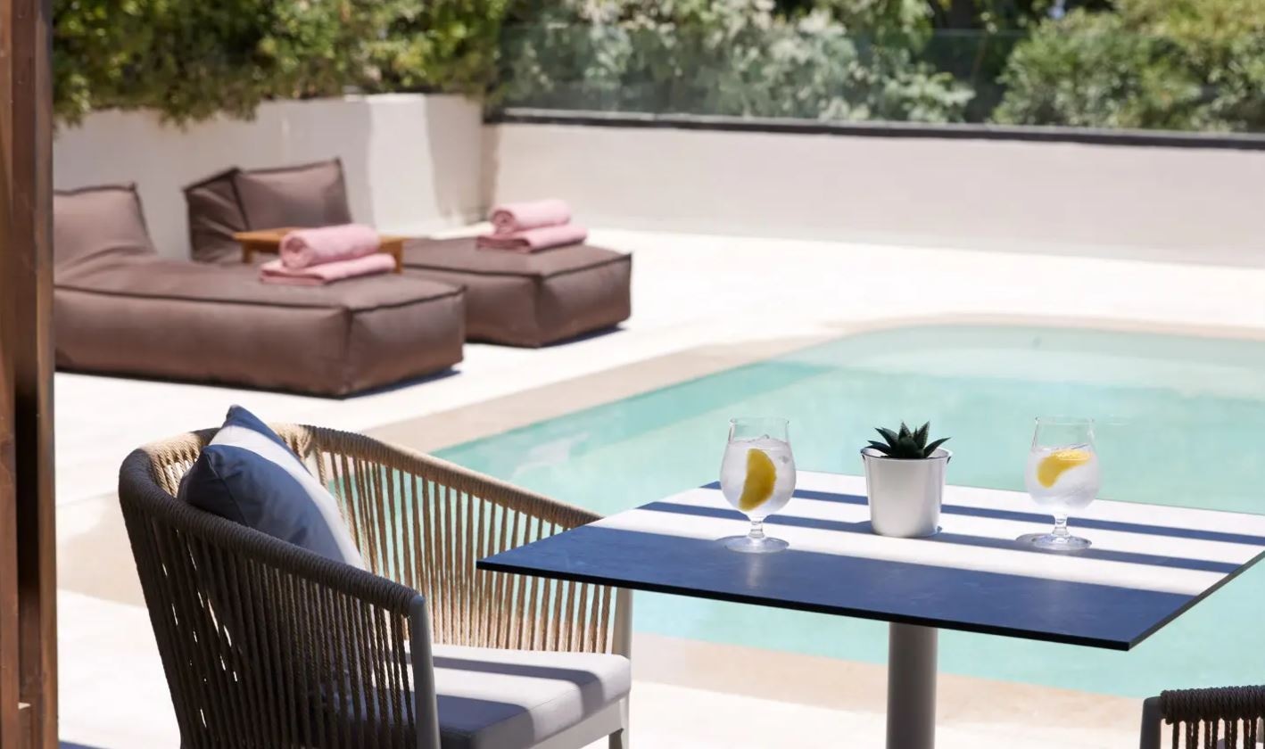 rooms-junior-suite-pool-viewsharing-pool