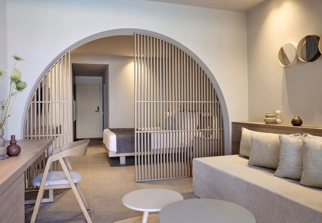 rooms-junior-suite-pool-viewsharing-pool