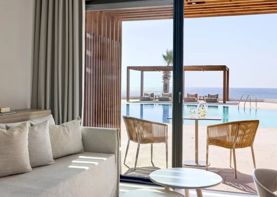 rooms-junior-suite-sea-view-sharing-pool