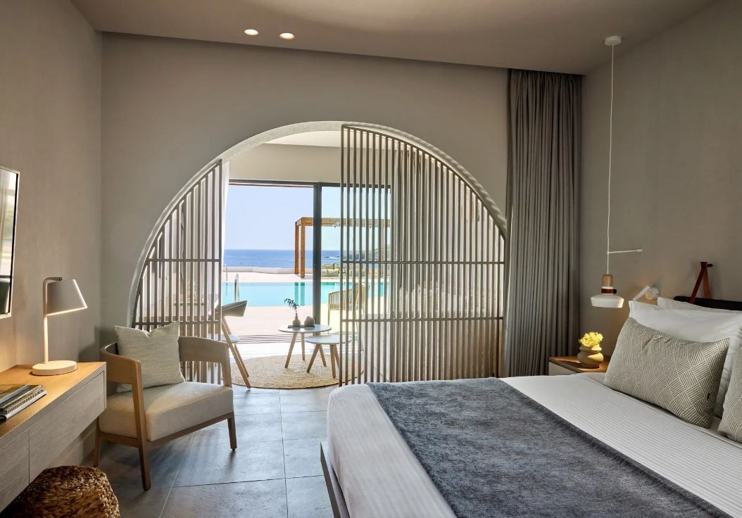 rooms-junior-suite-sea-view-sharing-pool