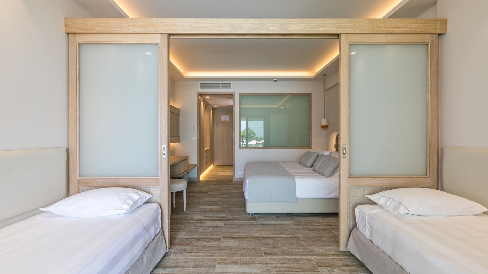 rooms-family-sea-view-with-partition-doors