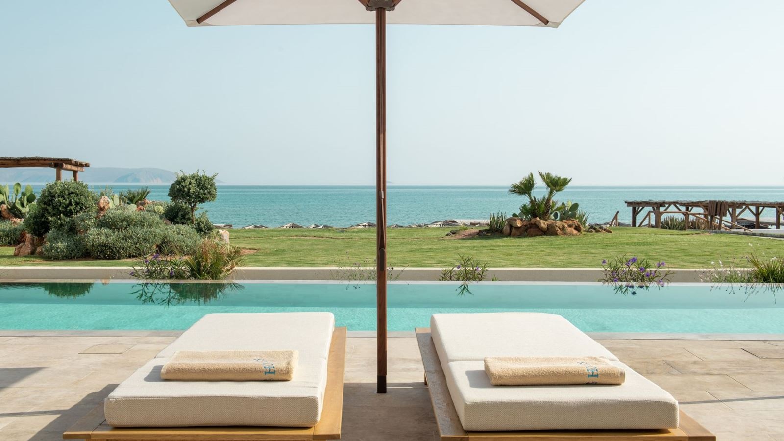 rooms-superior-double-swim-up-sharing-pool-sea-front