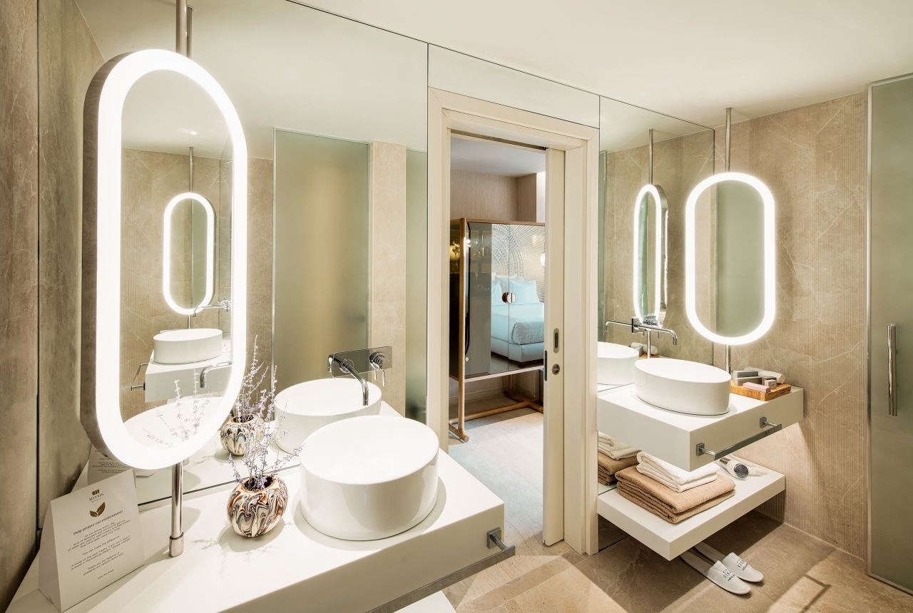 rooms-junior-suite-swim-up-sharing-pool