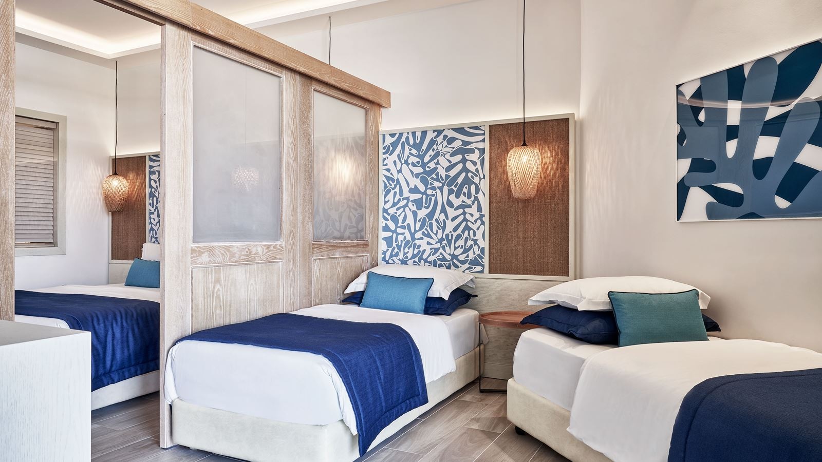 rooms-family-room-large-wbunkbed-ladview-balcony