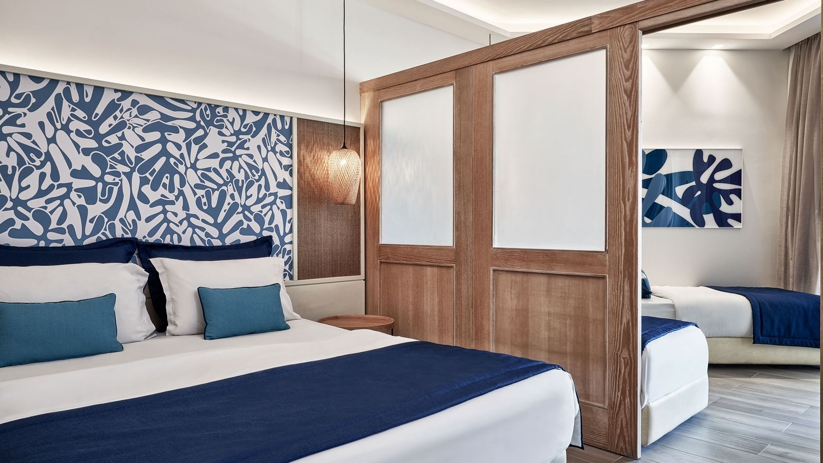 rooms-family-room-large-wbunkbed-ladview-balcony