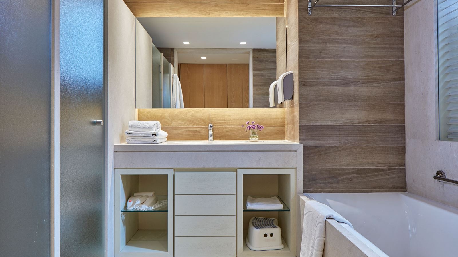 rooms-premium-family-sliding-door-sideseaview-balcony