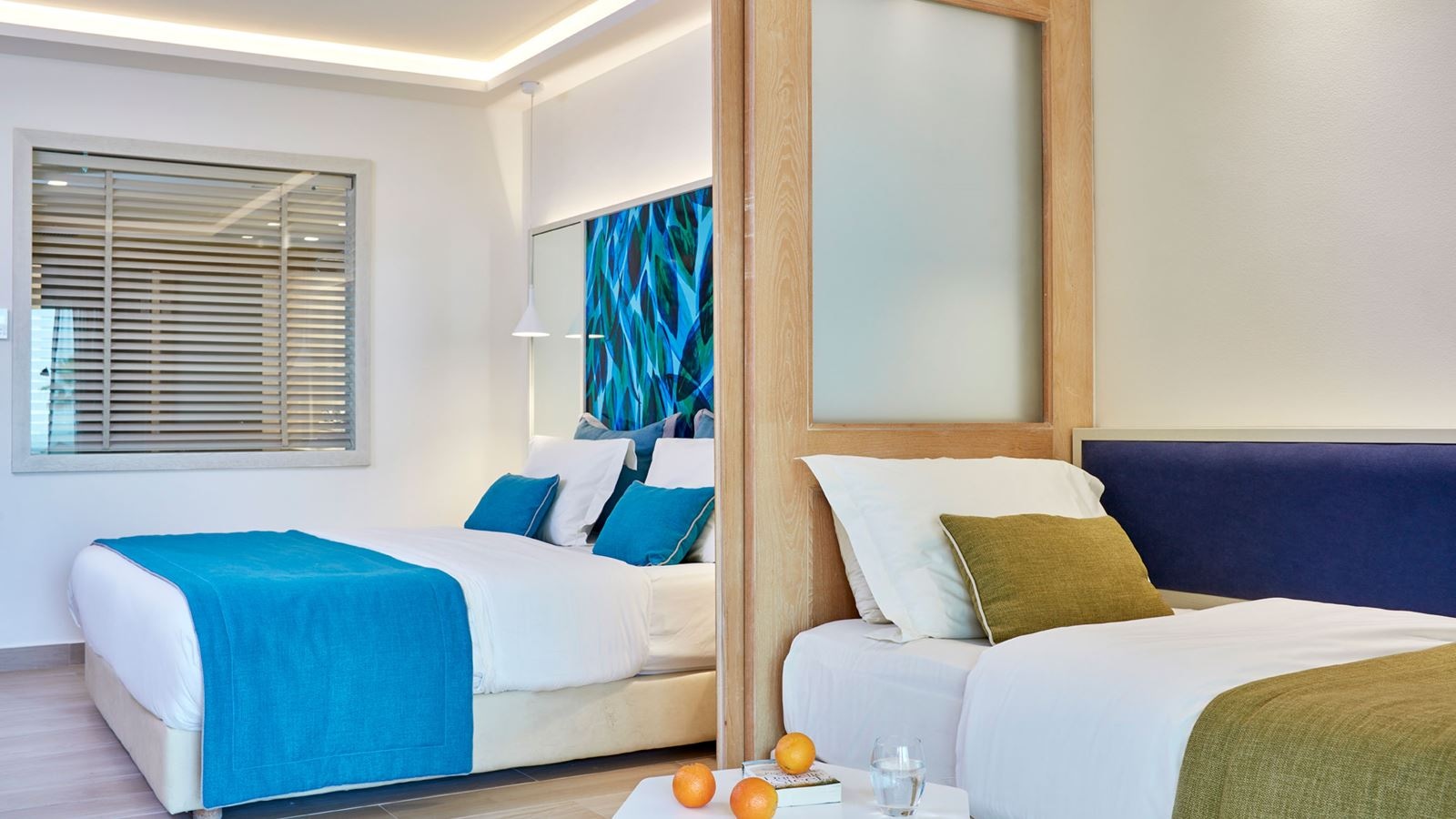 rooms-premium-family-sliding-door-sideseaview-balcony