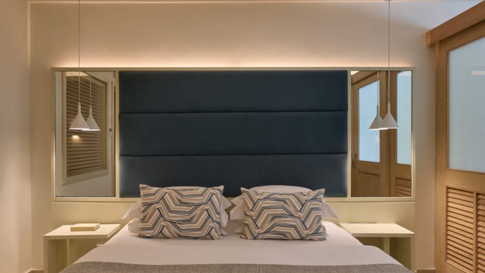 rooms-premium-family-room-sliding-door-swim-up-inland-view