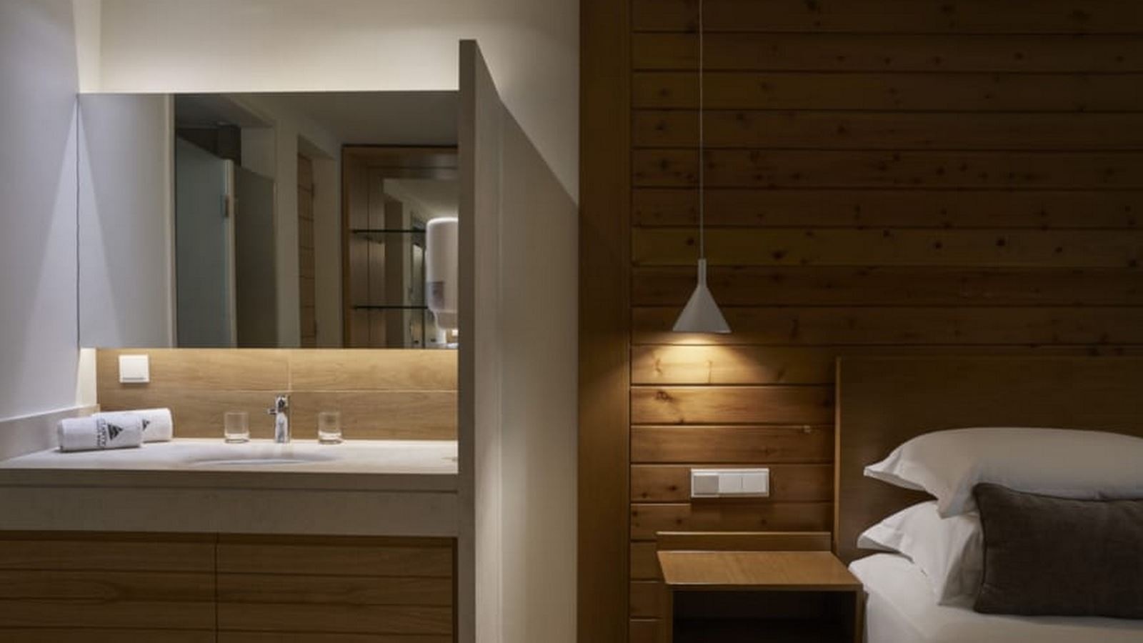 rooms-two-bedroom-suite-swim-up-limited-sea-view