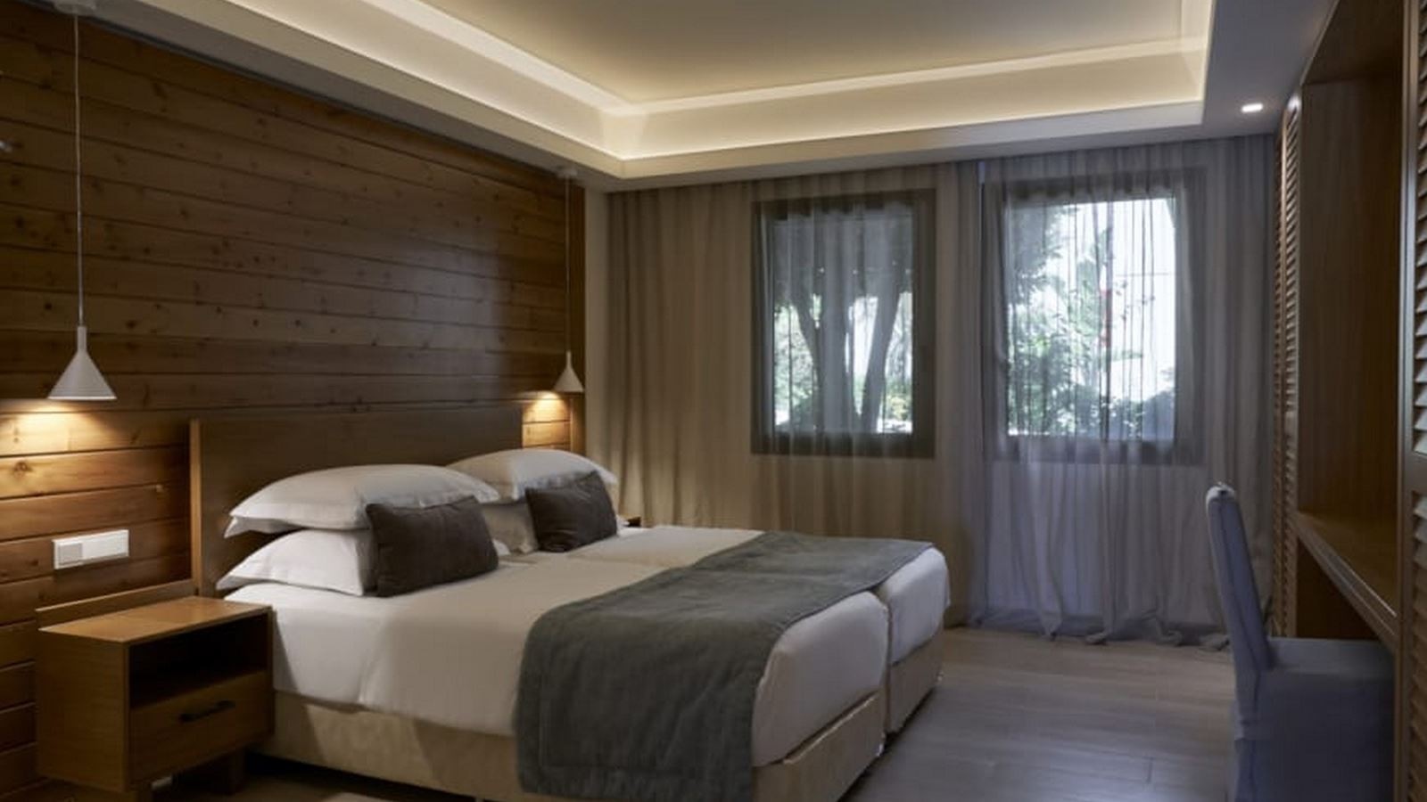 rooms-two-bedroom-suite-swim-up-limited-sea-view