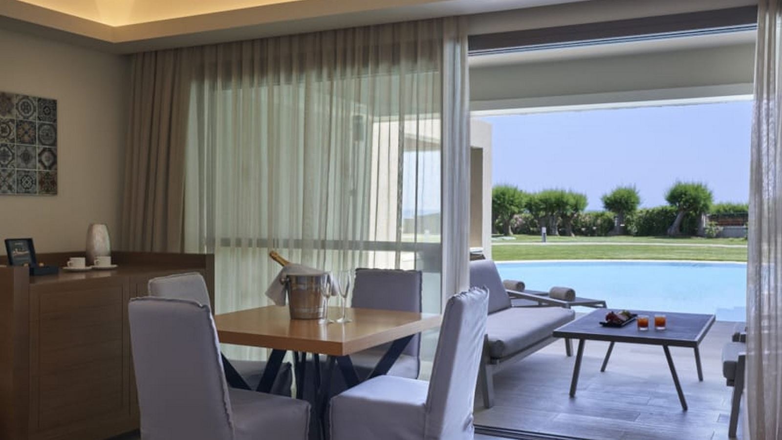 rooms-two-bedroom-suite-swim-up-limited-sea-view