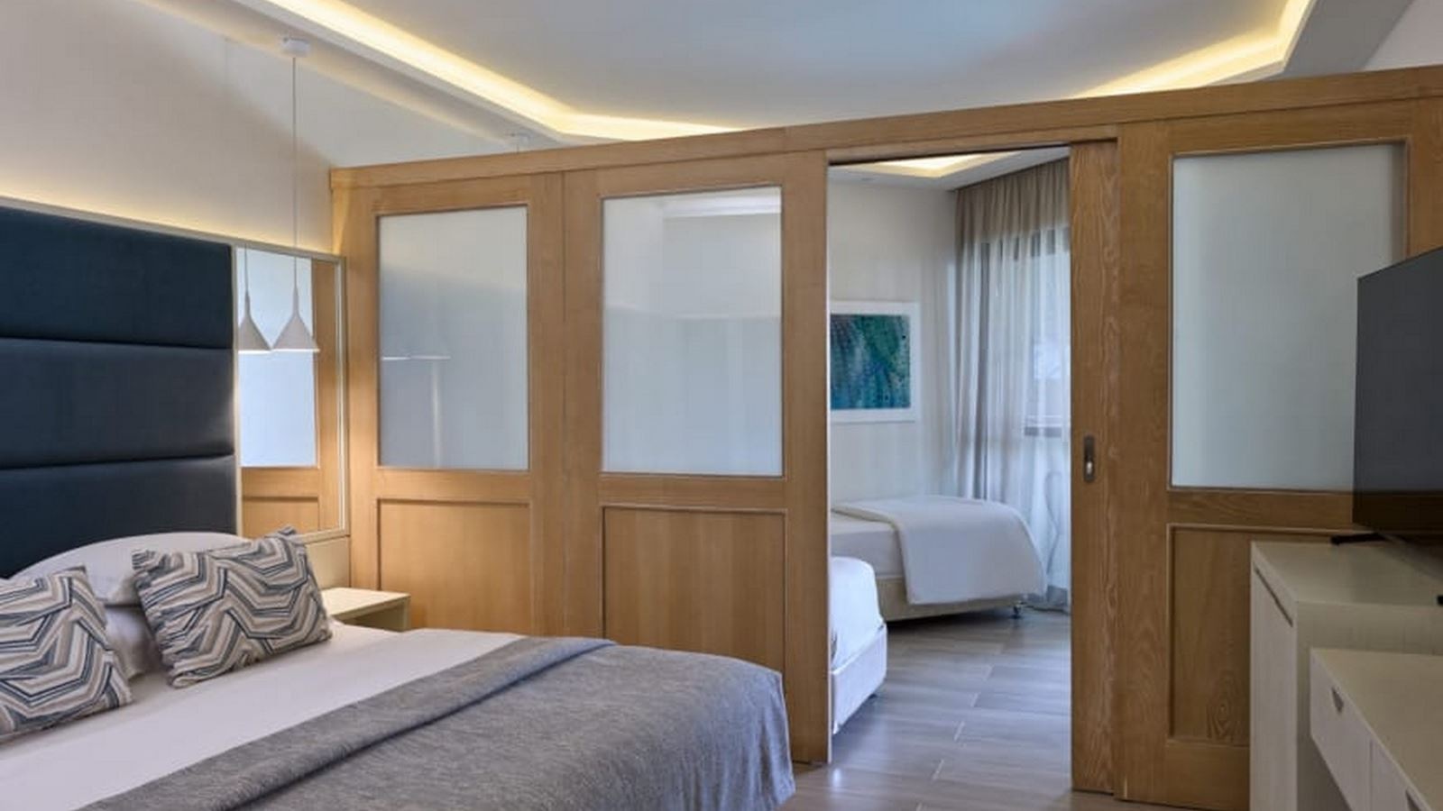 rooms-family-room-sliding-door-swim-up-inland-view