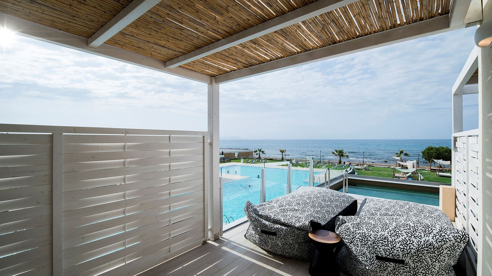 rooms-suite-sea-view-with-sharing-pool