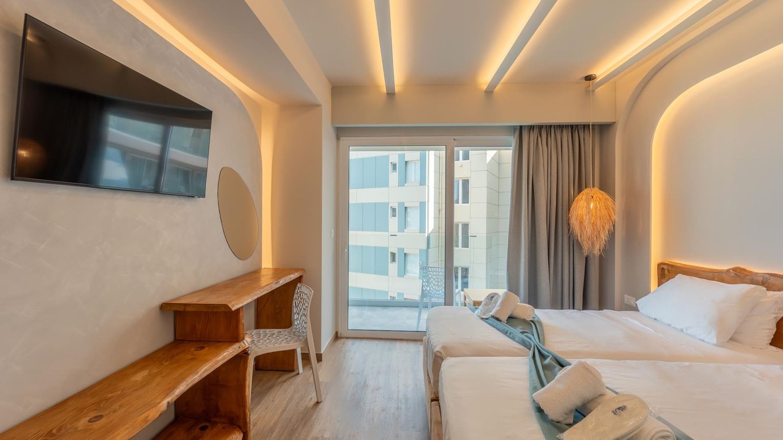 rooms-deluxe-pool-view-room