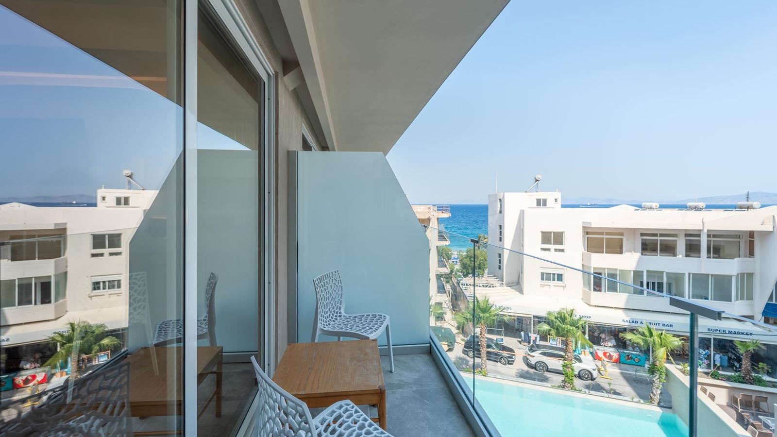 rooms-deluxe-pool-view-room