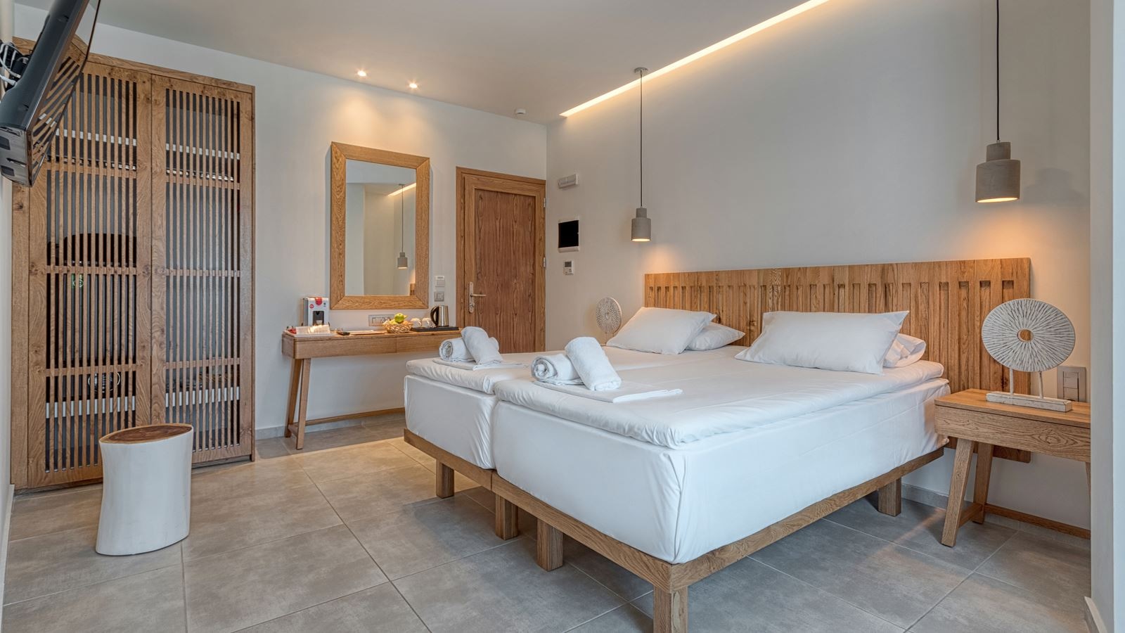 rooms-room-classic-bcd-building-with-sideseaview